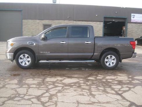 Used 2017 Nissan Titan SV image 8