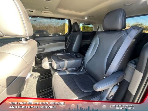 Used 2025 Kia Carnival SX image 12