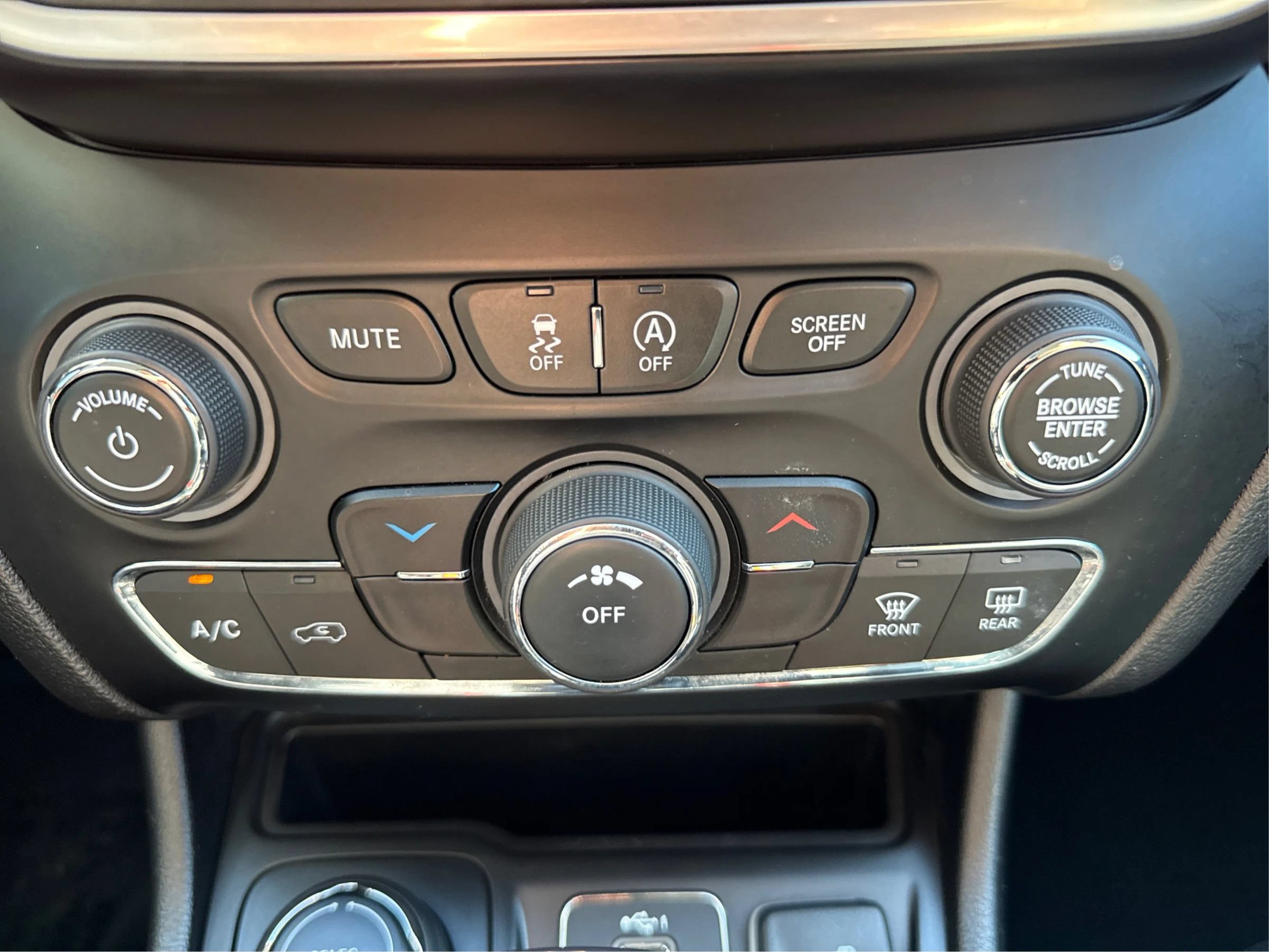 Used 2021 Jeep Cherokee Latitude Lux w/ Trailer Tow Group AWD/4WD image 32