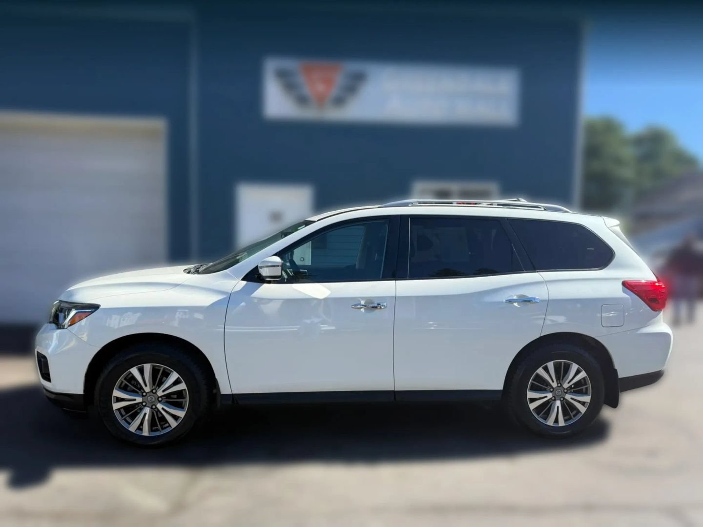 Used 2019 Nissan Pathfinder SV AWD/4WD image 2
