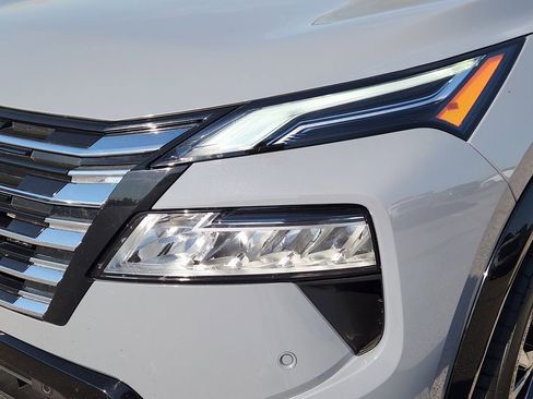 Used 2024 Nissan Rogue Platinum image 5