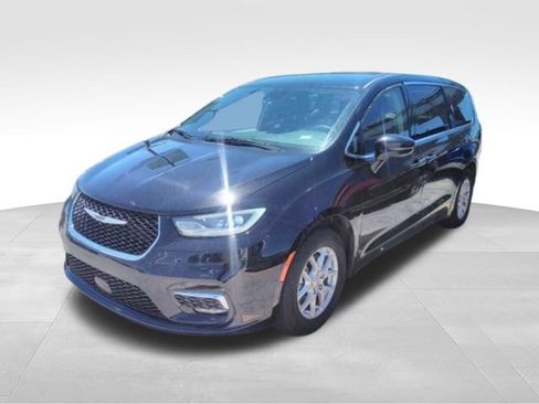 Used 2024 Chrysler Pacifica Touring-L FWD image 4