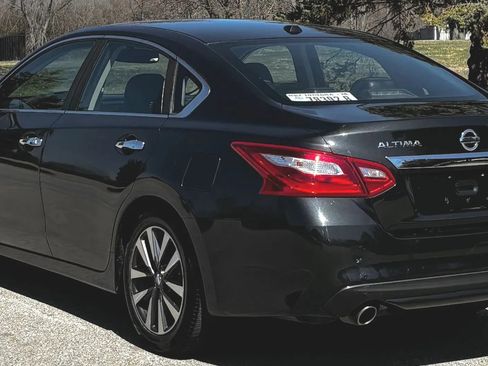 Used 2017 Nissan Altima 2.5 SL w/ Moonroof Package image 3