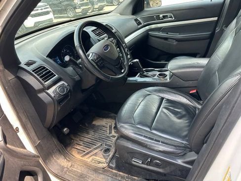 Used 2017 Ford Explorer XLT w/ Equipment Group 202A FWD image 9