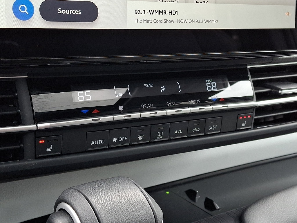 Certified 2025 Toyota Sienna XLE FWD image 17