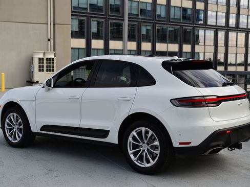 Certified 2025 Porsche Macan image 3