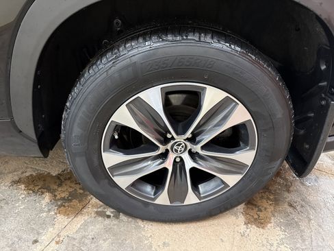 Used 2023 Toyota Highlander XLE image 7