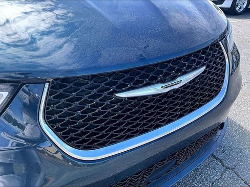 Used 2023 Chrysler Pacifica Touring-L image 32