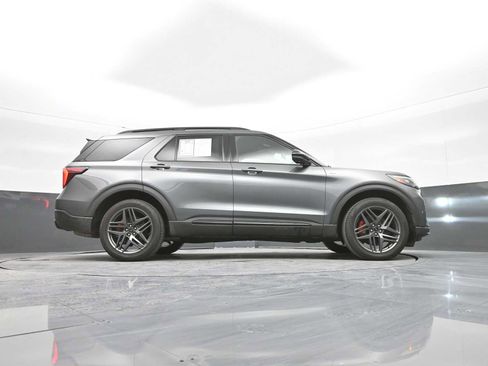 Used 2025 Ford Explorer ST-Line w/ ST-Line Street Pack image 44