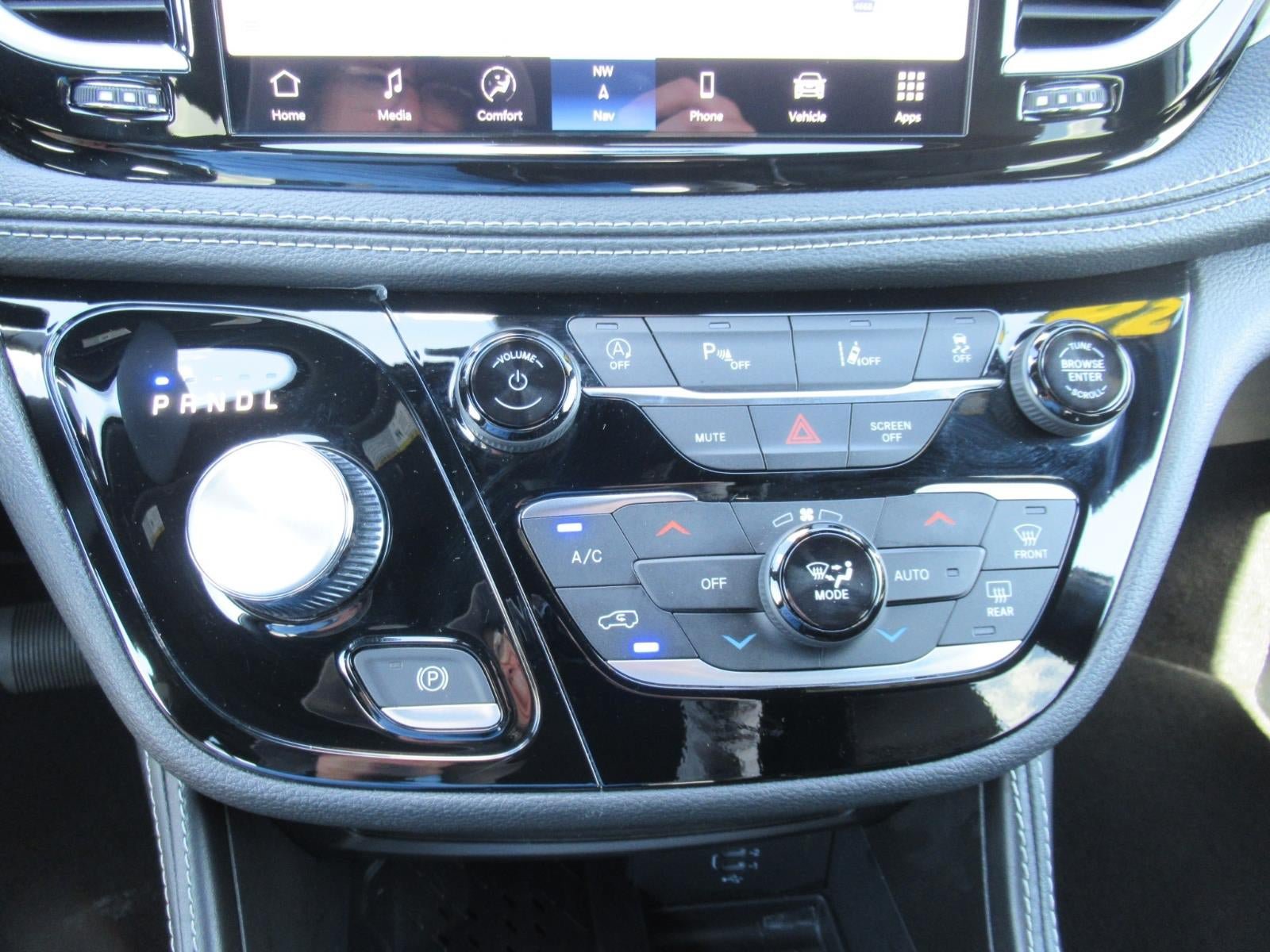 Used 2026 Chrysler Pacifica Limited FWD image 28