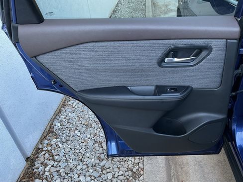 Used 2023 Nissan Rogue SV image 17