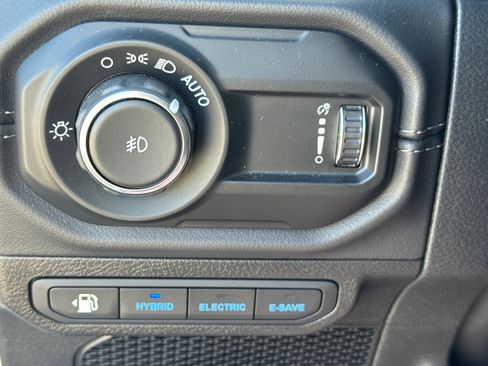 Used 2025 Jeep Wrangler Sahara image 29