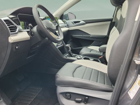 Certified 2025 Volkswagen Taos SEL AWD/4WD image 10