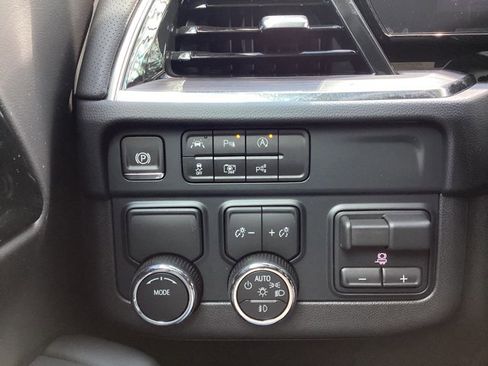 New 2025 Chevrolet Suburban Premier w/ Sun And Tow Package image 28