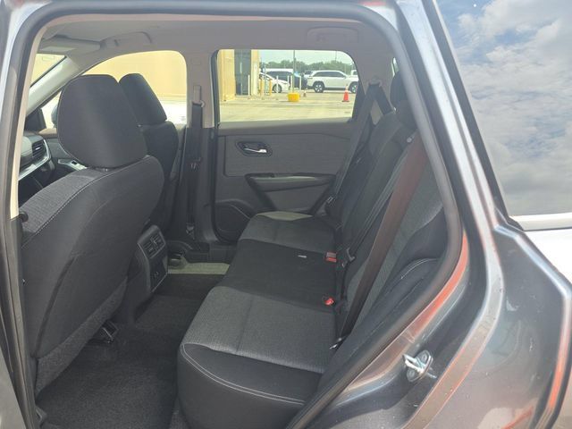 Used 2023 Nissan Rogue SV FWD image 3