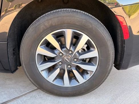 Used 2023 Chrysler Pacifica Limited w/ Uconnect Theater Family Group FWD image 6