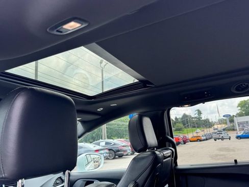Used 2018 Chrysler Pacifica Touring-L Plus FWD image 11