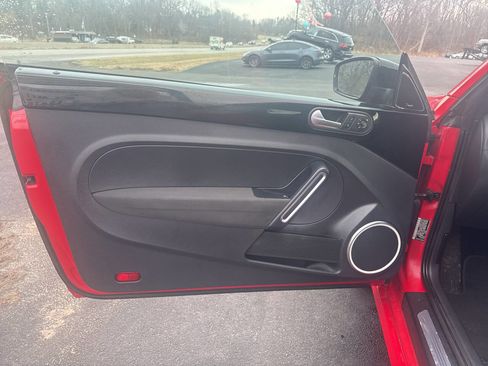 Used 2012 Volkswagen Beetle Launch Edition image 15