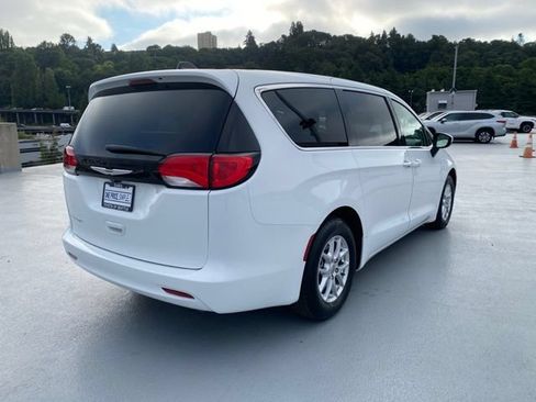 Used 2022 Chrysler Voyager LX FWD image 8