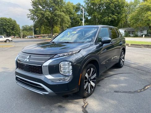 Used 2025 Mitsubishi Outlander SE AWD/4WD image 3