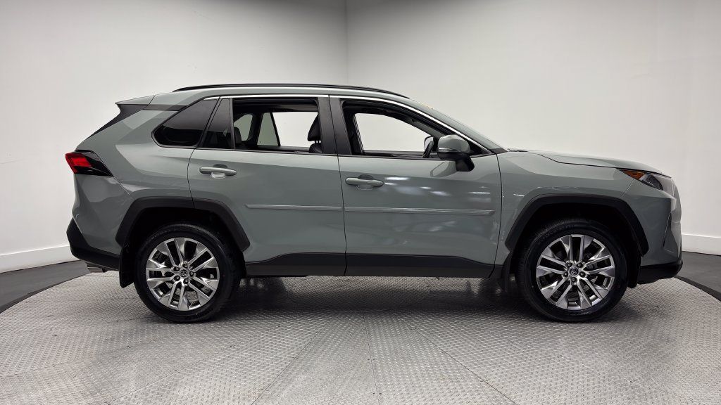 Used 2021 Toyota RAV4 XLE Premium AWD/4WD image 40