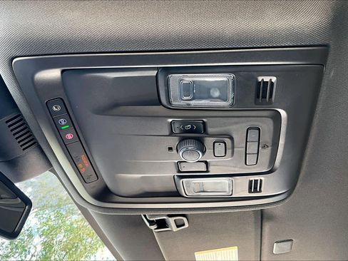 Used 2024 GMC Yukon SLT w/ SLT Luxury Package AWD/4WD image 31