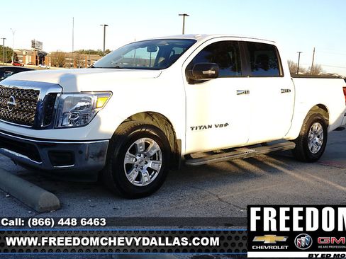 Used 2018 Nissan Titan SV w/ SV Convenience Package image 3