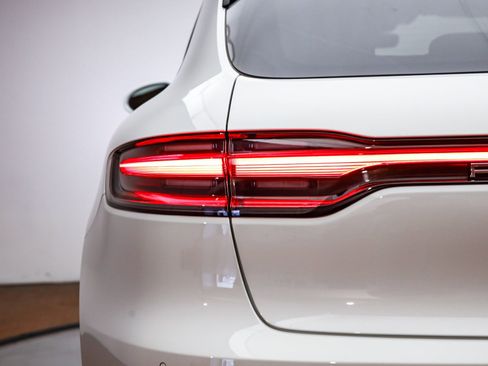 Certified 2025 Porsche Macan image 8