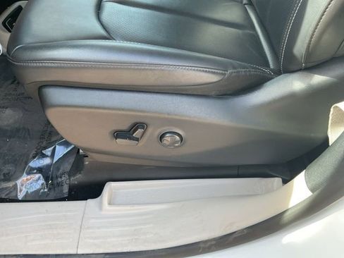 Used 2024 Chrysler Pacifica Touring-L FWD image 11
