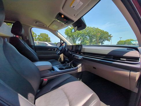 Used 2025 Kia Carnival FWD image 33