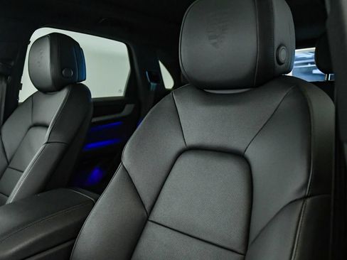 Used 2025 Porsche Cayenne AWD/4WD image 19
