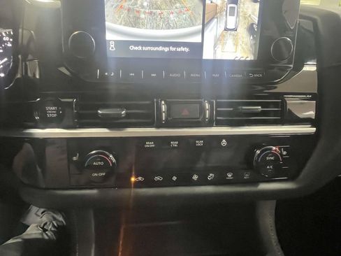 Used 2025 Nissan Pathfinder SL image 19