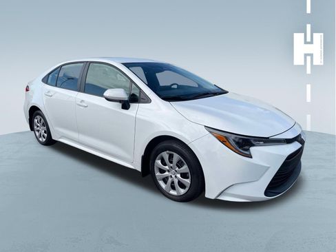 Used 2025 Toyota Corolla LE image 2