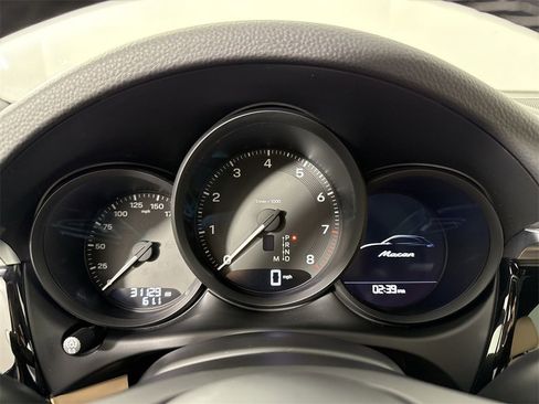 Certified 2022 Porsche Macan image 37