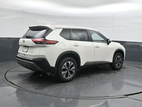 Used 2023 Nissan Rogue SV image 2