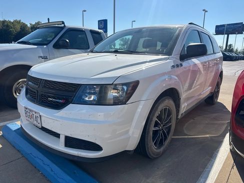 Used 2018 Dodge Journey SE w/ Connectivity Group FWD image 2