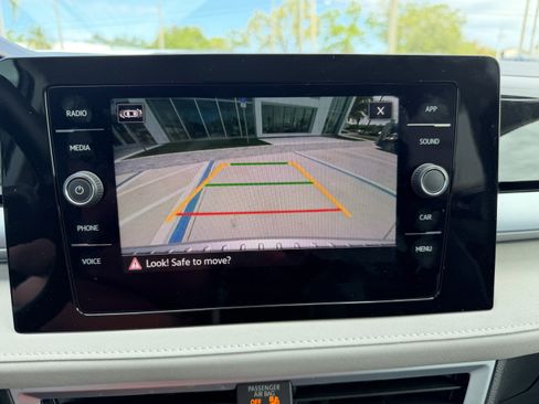 Used 2025 Volkswagen Taos SE image 18