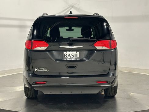 Used 2020 Chrysler Voyager Lxi FWD image 9