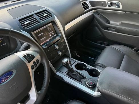 Used 2015 Ford Explorer XLT w/ Equipment Group 202B AWD/4WD image 17