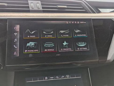 Used 2022 Audi e-tron Premium image 26