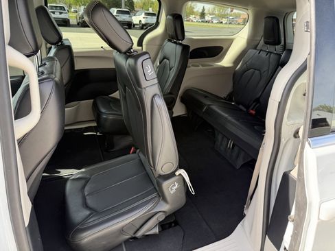 Used 2024 Chrysler Pacifica Touring-L FWD image 15