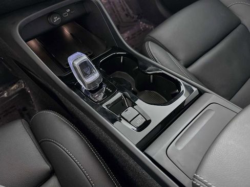 Certified 2025 Volvo XC40 B5 Plus w/ Protection Package Premier image 16