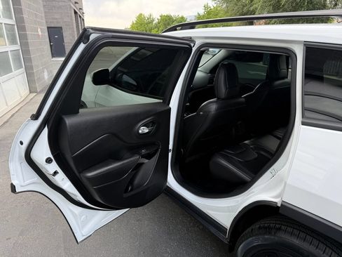 Used 2020 Jeep Cherokee Latitude Plus AWD/4WD image 30