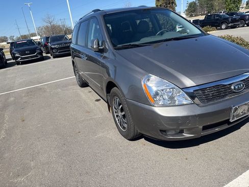 Used 2012 Kia Sedona EX w/ Luxury Pkg image 2