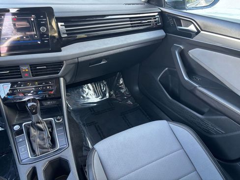 Used 2025 Volkswagen Jetta SE image 32