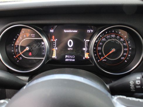 Used 2022 Jeep Wrangler Unlimited Sahara AWD/4WD image 18