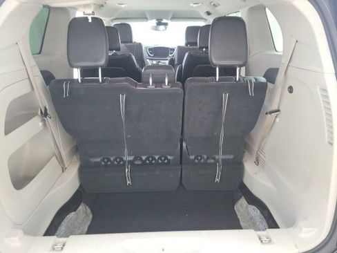 Used 2023 Chrysler Pacifica Touring-L image 16