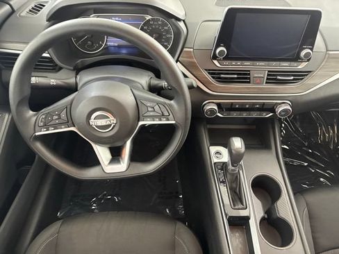 Used 2025 Nissan Altima 2.5 SV FWD image 28