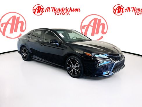 Used 2023 Toyota Camry SE image 1