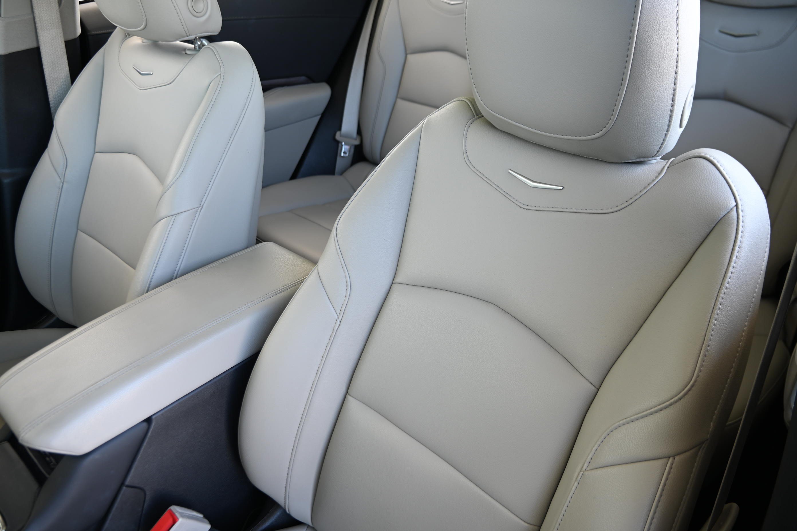 Used 2021 Cadillac XT4 Luxury w/ Cold Weather Package FWD image 11